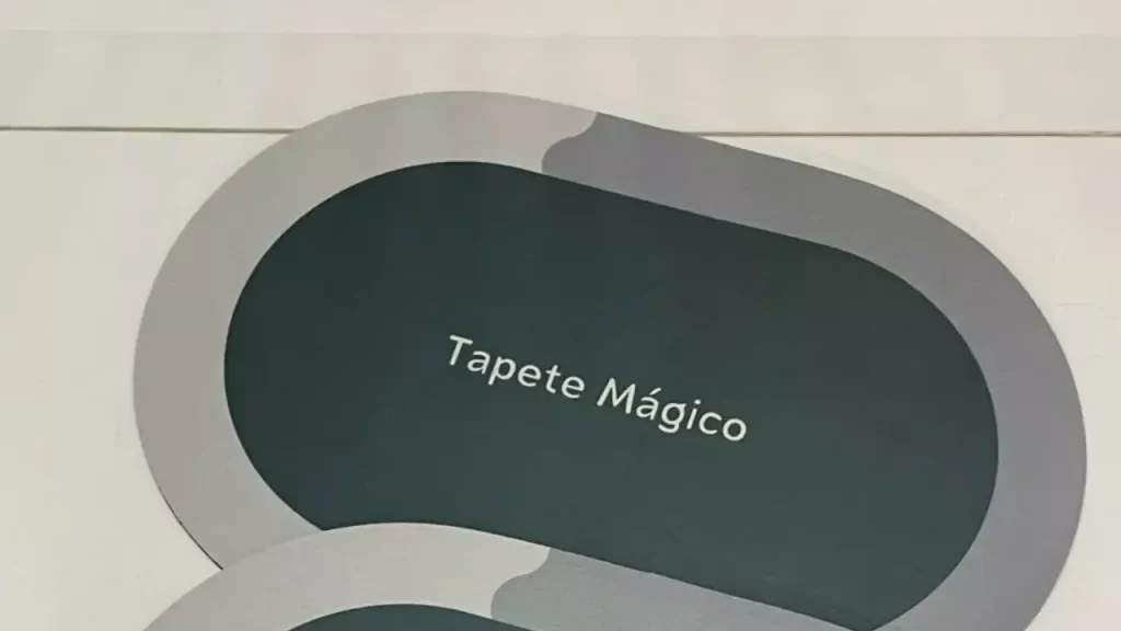 Produto: Kit Tapete para Banheiro de Secagem Rápida e Super Absorvente Ideal para: Você que busca praticidade máxima, odeia o chão do banheiro molhado e quer um ambiente mais higiênico, moderno e livre de manutenção constante. Vantagens Geniais: Absorção quase instantânea (é sério!), base 100% antiderrapante que gruda no chão, design minimalista e uma facilidade de limpeza que parece mentira. Pontos de Atenção: Ele não é fofinho como os tapetes de algodão; a pegada aqui é funcionalidade, não aconchego. A espessura é mais fina. Veredito WALLAAR: Uma das trocas mais inteligentes que você pode fazer no seu lar. É um adeus definitivo à umidade, ao mau cheiro e ao trabalho desnecessário. Quero ver este achado na Shopee